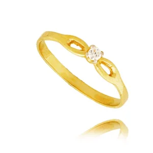 Złoty pierścionek podkreślający subtelny blask kamieni.