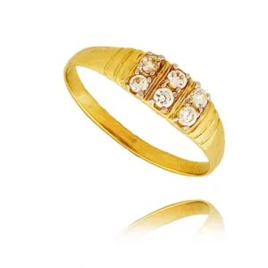 Złoty pierścionek podkreślający subtelny blask kamieni.