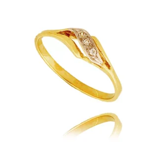 Złoty pierścionek podkreślający subtelny blask kamieni.