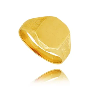 Złoty pierścionek podkreślający subtelny blask kamieni.