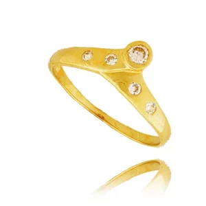 Złoty pierścionek podkreślający subtelny blask kamieni.