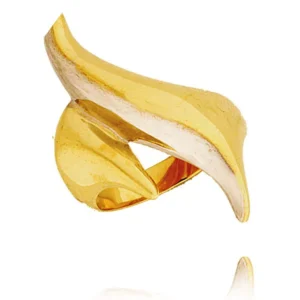 Stylowy pierścionek o eleganckiej i kobiecej formie.