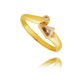 Złoty pierścionek podkreślający subtelny blask kamieni.