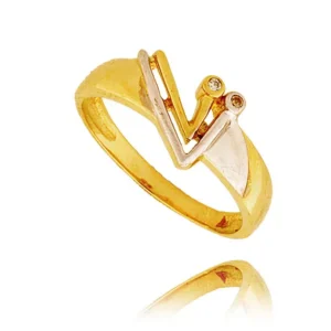 Złoty pierścionek podkreślający subtelny blask kamieni.