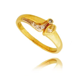 Pierścionek ze złota łączący klasykę z nowoczesnością.