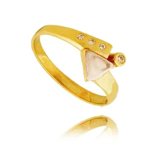 Delikatny pierścionek wykonany z wysokiej jakości złota.