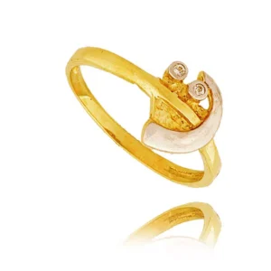 Złoty pierścionek podkreślający subtelny blask kamieni.