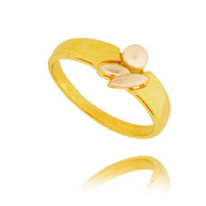 Złoty pierścionek podkreślający subtelny blask kamieni.