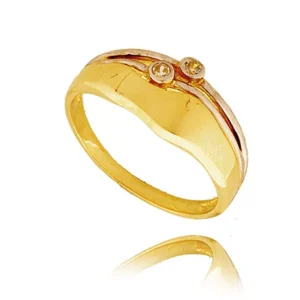 Złoty pierścionek podkreślający subtelny blask kamieni.