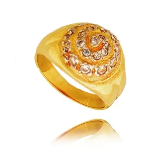 Złoty pierścionek podkreślający subtelny blask kamieni.