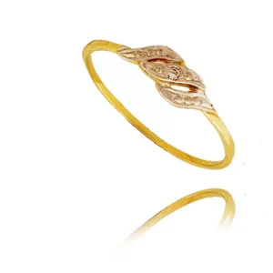 Złoty pierścionek podkreślający subtelny blask kamieni.