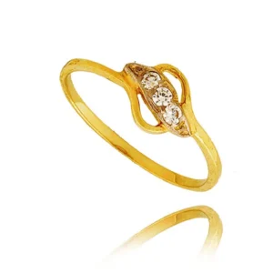 Złoty pierścionek podkreślający subtelny blask kamieni.