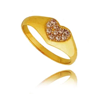 Złoty pierścionek podkreślający subtelny blask kamieni.