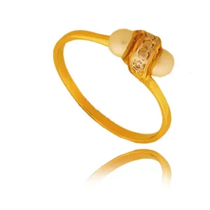 Pierścionek ze złota łączący klasykę z nowoczesnością.