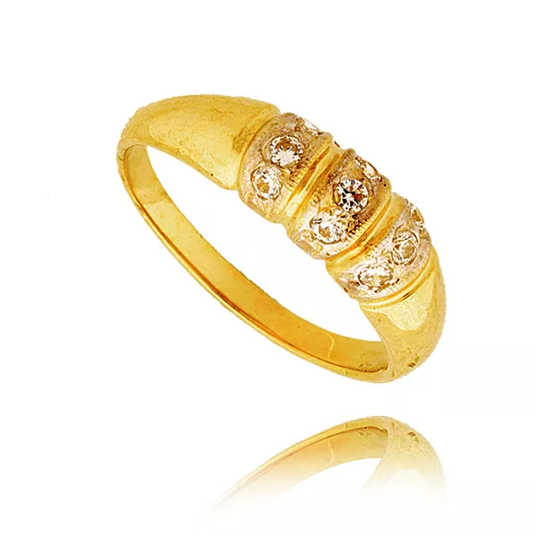 Delikatny pierścionek wykonany z wysokiej jakości złota.