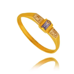 Złoty pierścionek podkreślający subtelny blask kamieni.