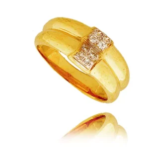 Złoty pierścionek podkreślający subtelny blask kamieni.