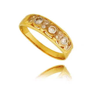 Złoty pierścionek podkreślający subtelny blask kamieni.