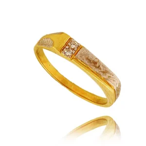 Złoty pierścionek podkreślający subtelny blask kamieni.