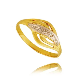 Złoty pierścionek podkreślający subtelny blask kamieni.