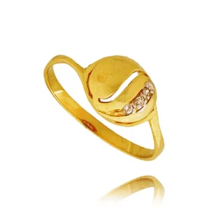 Złoty pierścionek podkreślający subtelny blask kamieni.