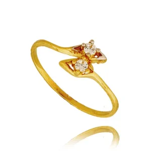 Złoty pierścionek podkreślający subtelny blask kamieni.