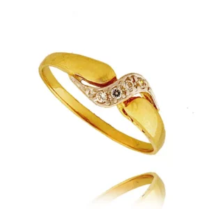 Pierścionek ze złota łączący klasykę z nowoczesnością.