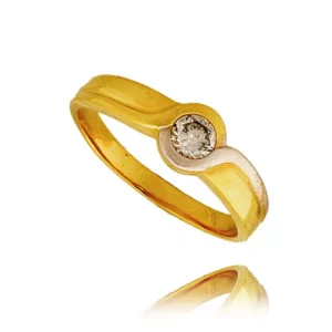Złoty pierścionek podkreślający subtelny blask kamieni.
