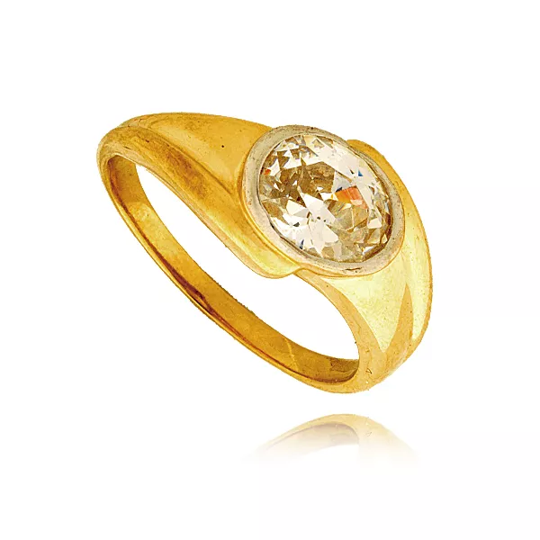 Złoty pierścionek podkreślający subtelny blask kamieni.