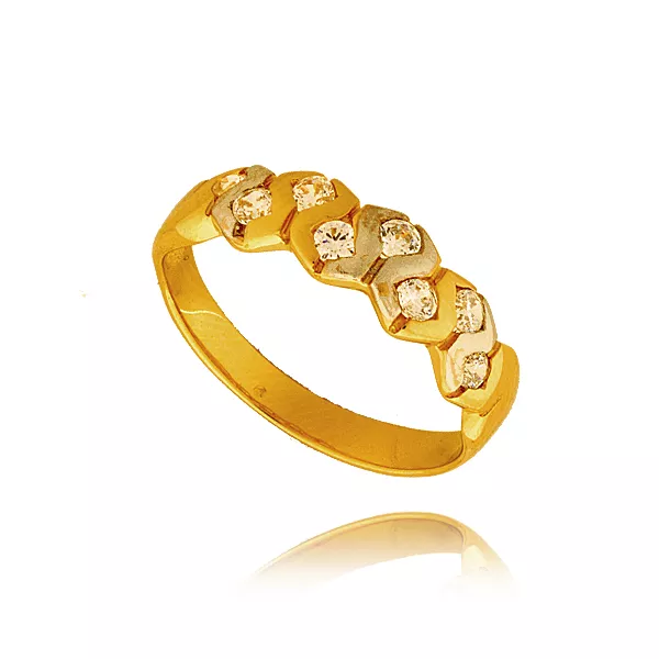 Złoty pierścionek stworzony z myślą o codziennym komforcie.