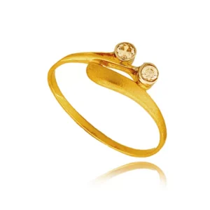 Delikatny pierścionek wykonany z wysokiej jakości złota.