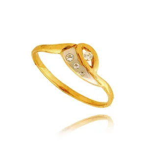 Złoty pierścionek podkreślający subtelny blask kamieni.