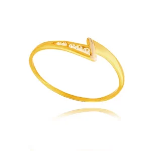 Złoty pierścionek podkreślający subtelny blask kamieni.