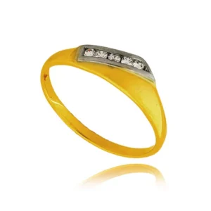 Złoty pierścionek podkreślający subtelny blask kamieni.