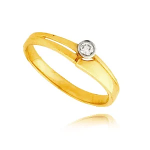 Złoty pierścionek podkreślający subtelny blask kamieni.