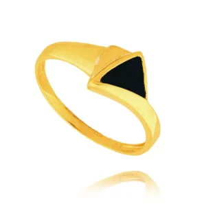 Złoty pierścionek podkreślający subtelny blask kamieni.