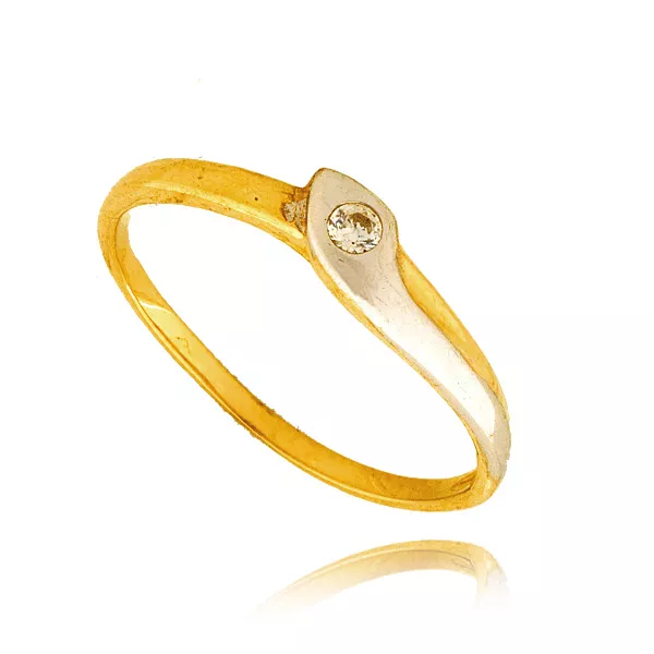 Złoty pierścionek podkreślający subtelny blask kamieni.