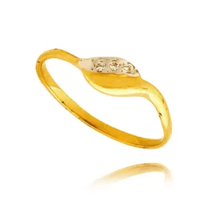 Elegancki pierścionek będący doskonałym dodatkiem do stylizacji.