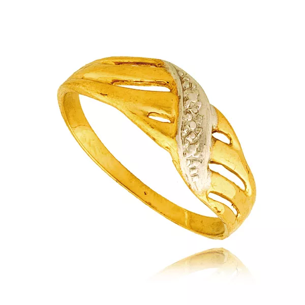 Złoty pierścionek podkreślający subtelny blask kamieni.