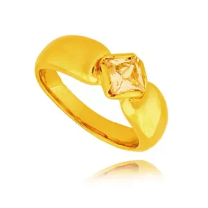 Złoty pierścionek podkreślający subtelny blask kamieni.