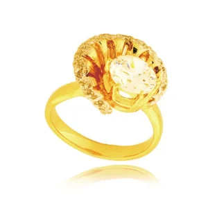 Pierścionek ze złota łączący klasykę z nowoczesnością.