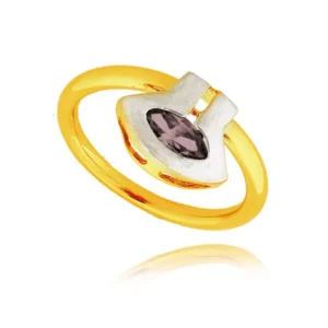 Delikatny pierścionek wykonany z wysokiej jakości złota.