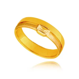 Złoty pierścionek podkreślający subtelny blask kamieni.