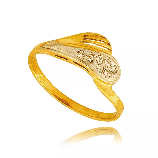 Złoty pierścionek podkreślający subtelny blask kamieni.