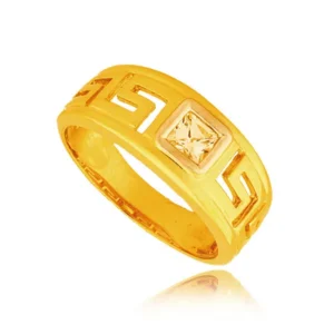 Złoty pierścionek podkreślający subtelny blask kamieni.