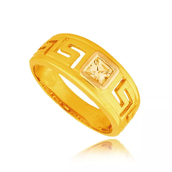 Złoty pierścionek podkreślający subtelny blask kamieni.