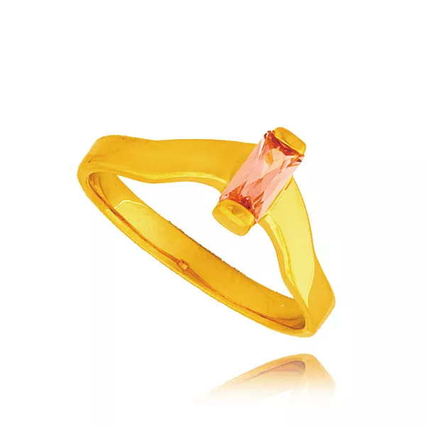 Złoty pierścionek podkreślający subtelny blask kamieni.