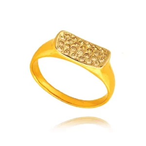 Złoty pierścionek podkreślający subtelny blask kamieni.