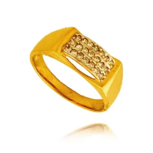 Złoty pierścionek podkreślający subtelny blask kamieni.