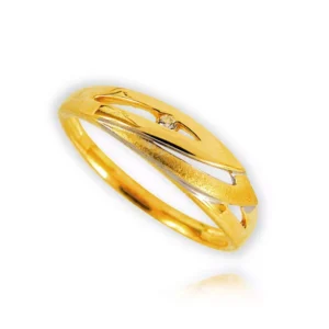 Złoty pierścionek podkreślający subtelny blask kamieni.